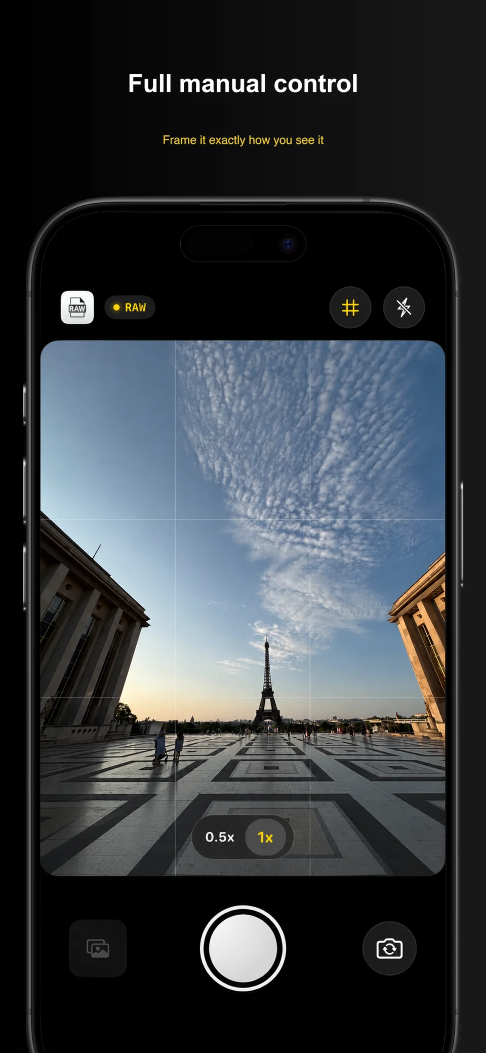 Viseur RawCamm cadrant la tour Eiffel avec la grille active